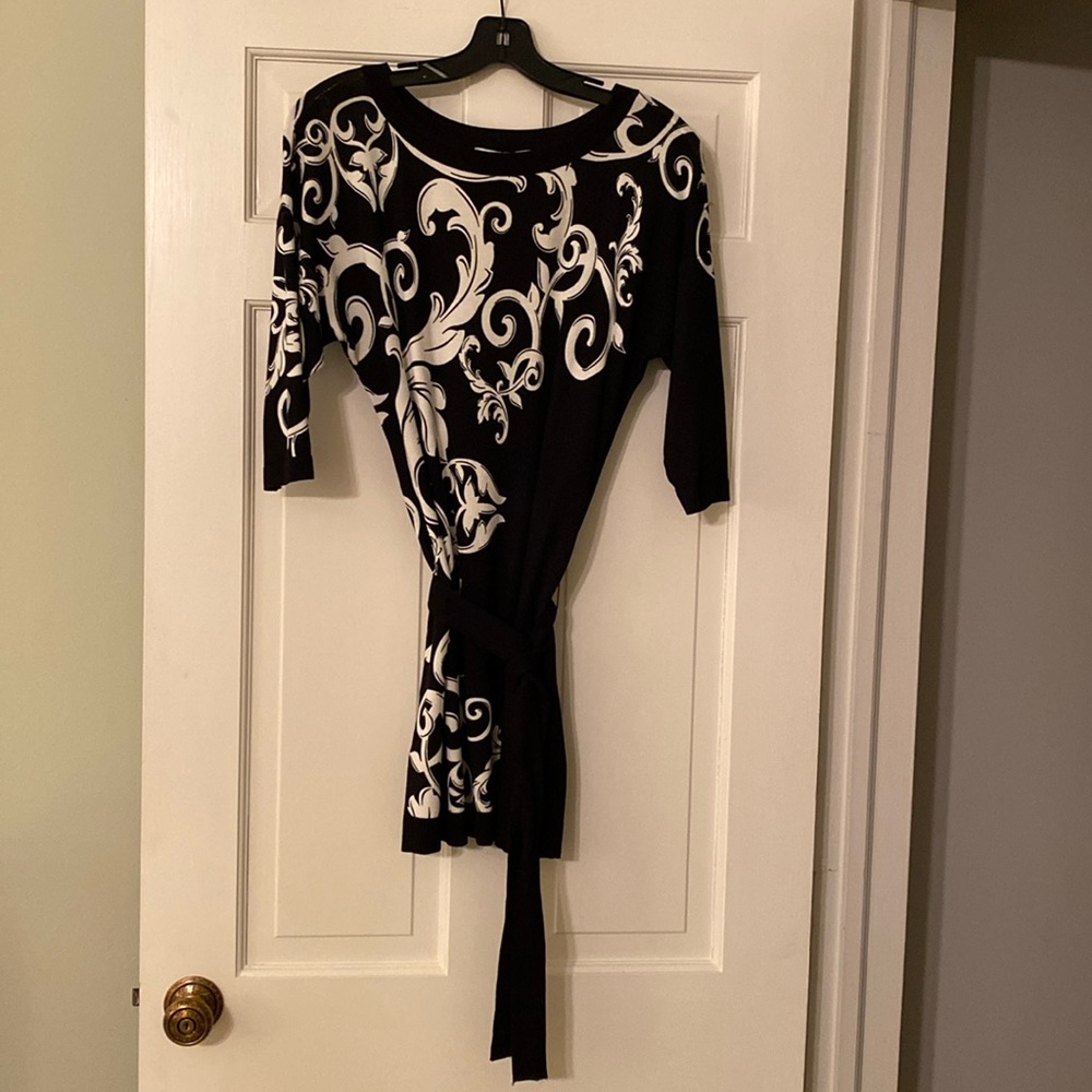 White House Black Market black and white belted tunic size XS.